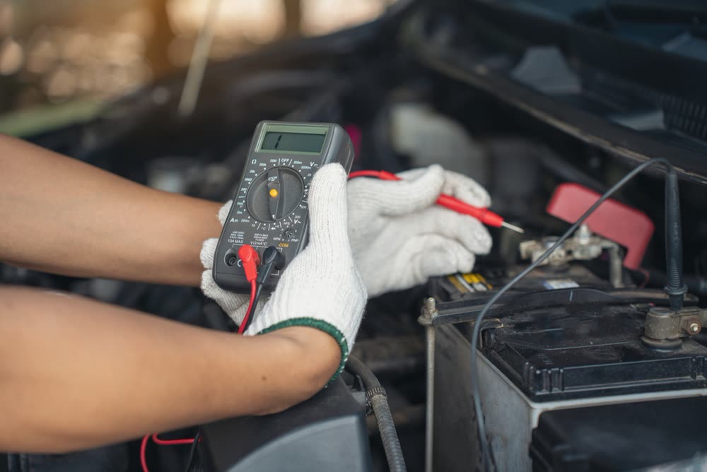Load testing a battery with a handheld tester