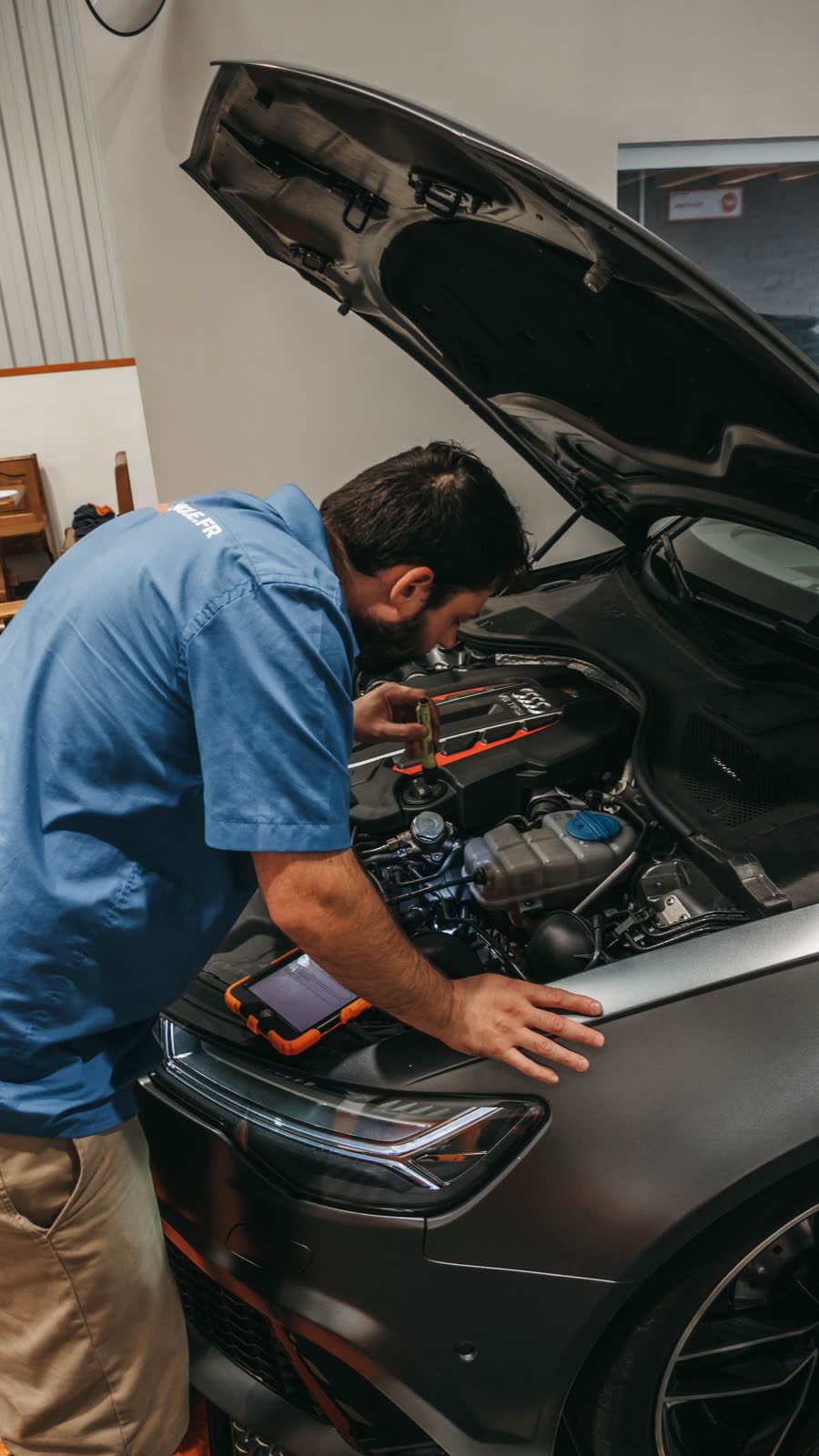 Reading fault codes with a scan tool at the engine bay
